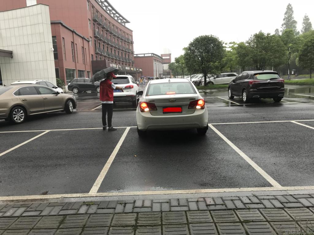 党员志愿者正在院办公楼前劝导规范停车2.png 党员志愿者正在院办公楼前劝导规范停车2.png