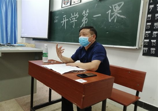 E:?0年上学期班级班级管理医检1801领导联班开学第一课--筑牢疫情防线，做合格的医学生照片?bdff7dce1ad58cc4eb74bdd8a8425f.jpg