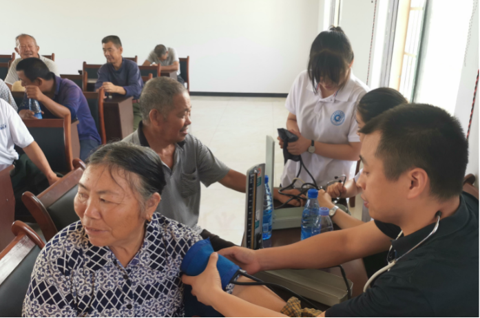 护理系党总支副书记米棋为老人测血压.png 护理系党总支副书记米棋为老人测血压.png
