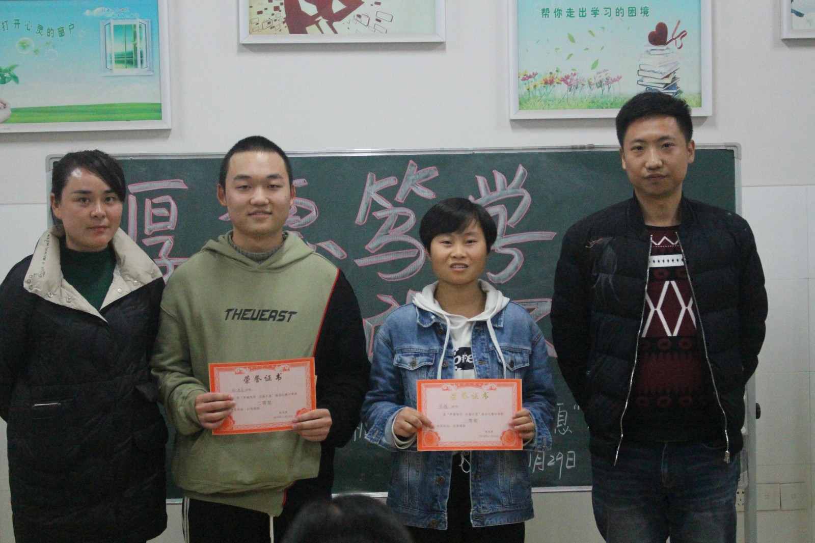 为获奖学生颁奖22.jpg 为获奖学生颁奖22.jpg