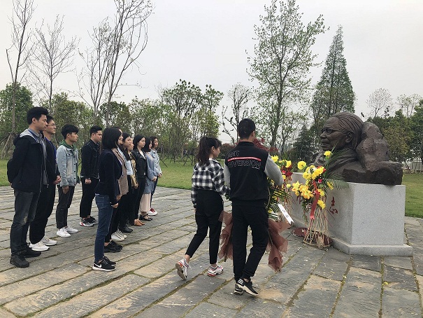 向帅孟奇铜像敬献花篮222.jpg 向帅孟奇铜像敬献花篮222.jpg