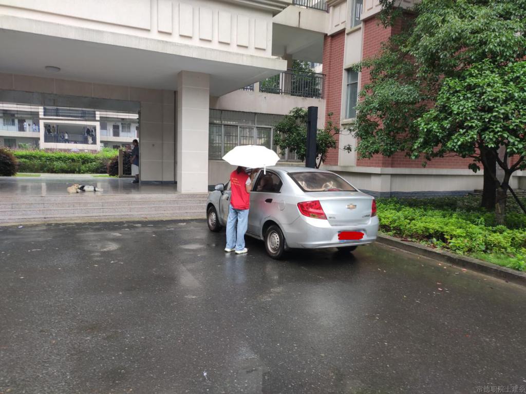 党员志愿者正在1号教学楼后劝导规范停车.png 党员志愿者正在1号教学楼后劝导规范停车.png