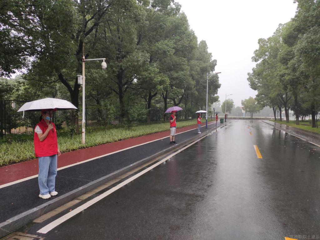 党员志愿者在校道上值守,避免车辆停放在主校道上.png 党员志愿者在校道上值守,避免车辆停放在主校道上.png