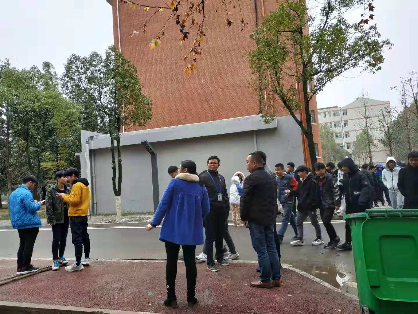 保卫处领导及系部领导到场指挥.jpg 保卫处领导及系部领导到场指挥.jpg