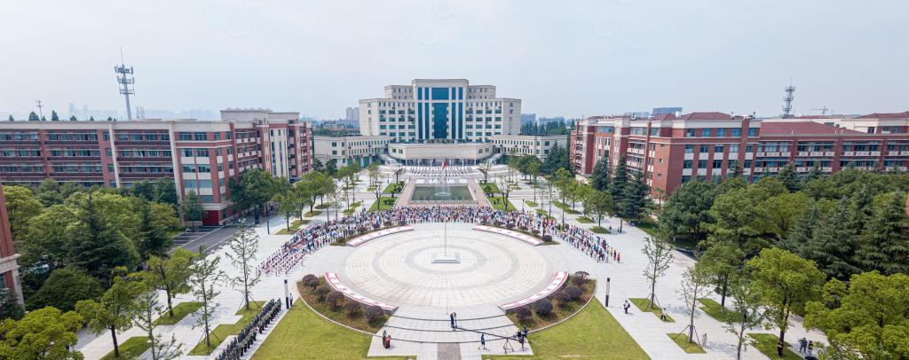 学院中心广场111111.jpg