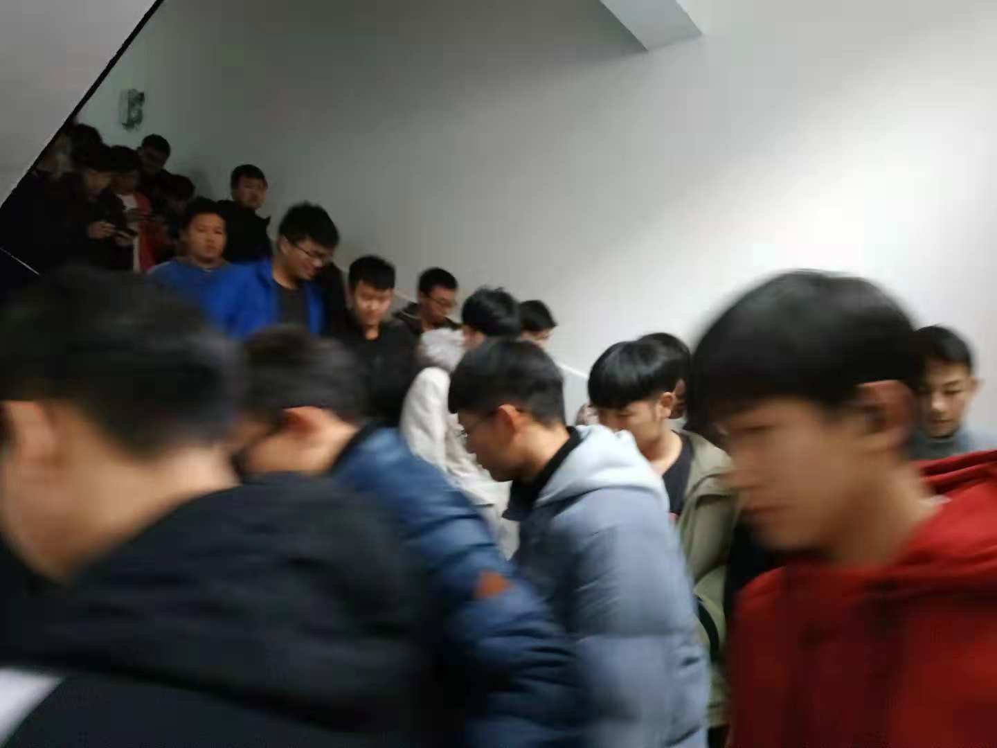 学生有序通过楼道.jpg 学生有序通过楼道.jpg