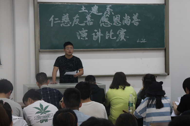 演讲赛照片1_副本.jpg 演讲赛照片1_副本.jpg