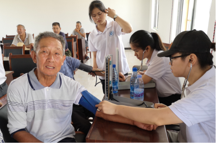 志愿者为老人们测血压.png 志愿者为老人们测血压.png