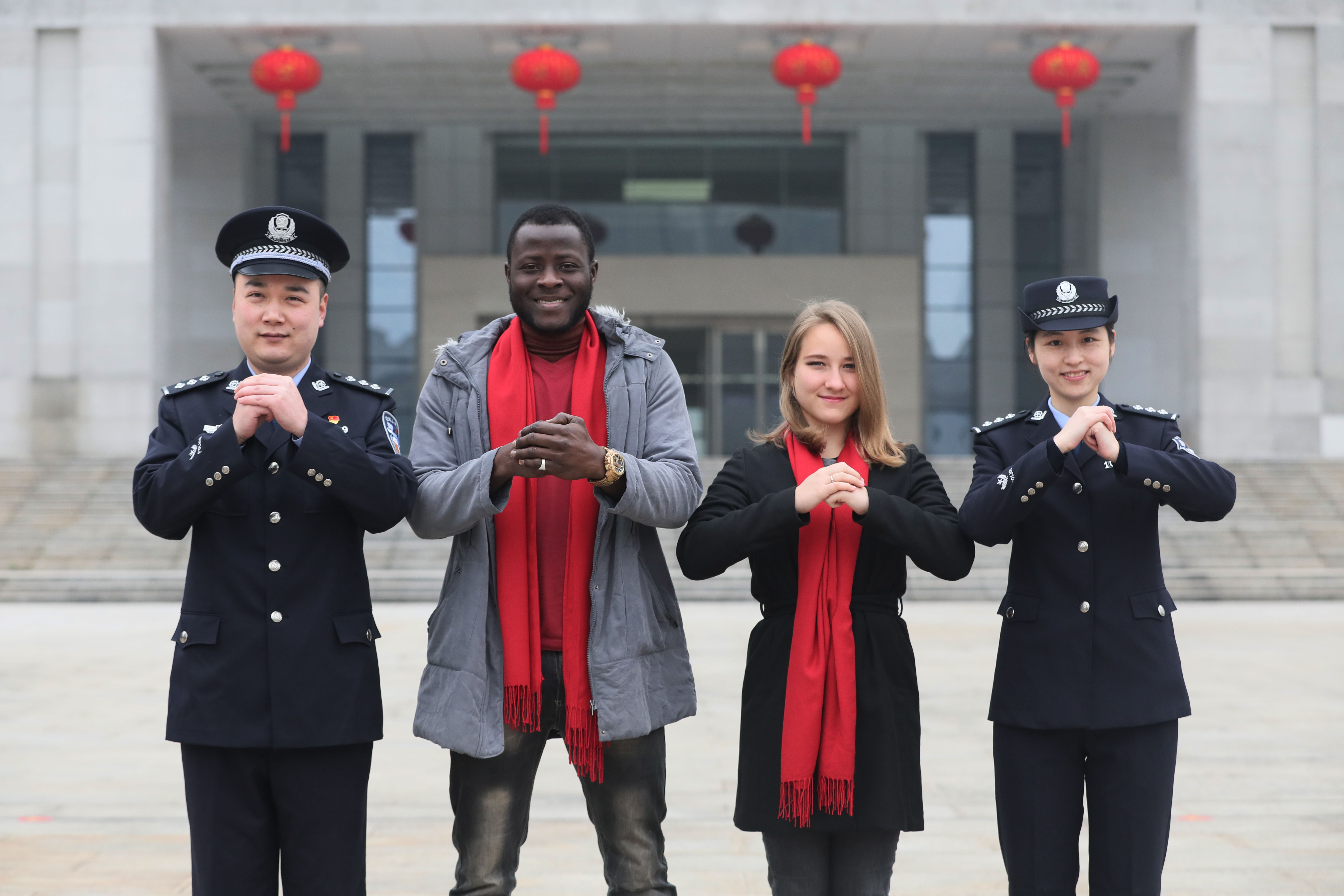 外宾警营贺新春.jpg